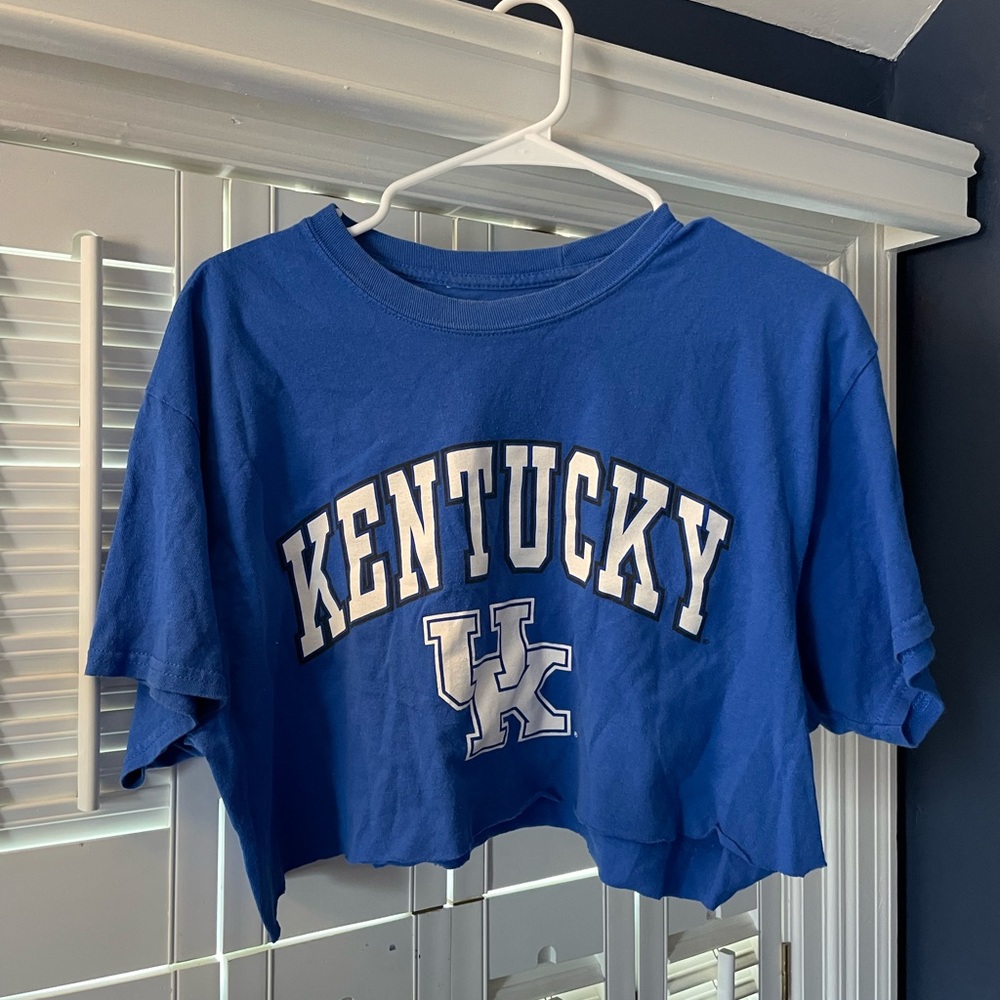 University of Kentucky cropped t-shirt.